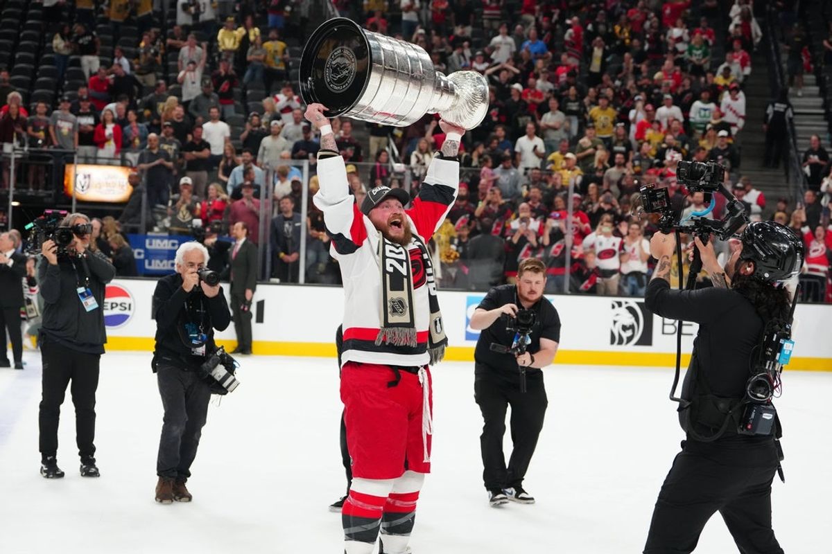 14 de junho de 2026; Las Vegas, Nevada, EUA; O ala esquerdo do Carolina Hurricanes, Nicolas Deslauriers (44), levanta a Stanley Cup depois de derrotar o Vegas Golden Knights no sexto jogo da final da Stanley Cup de 2026 na T-Mobile Arena. Crédito obrigatório: Stephen R. Sylvanie-Imagn Images