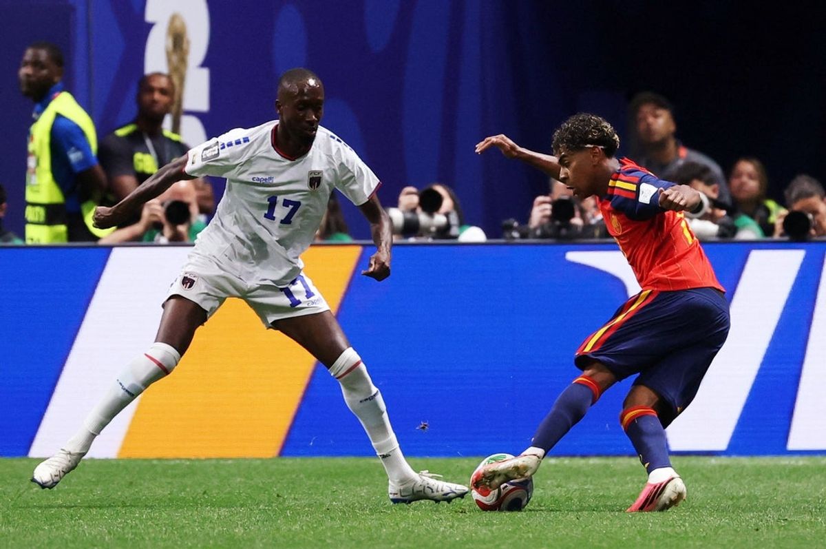 June 15, 2026; Atlanta, Georgia, U.S.; Spain's Lamine Yamal in action with Cape Verde's Willy Semedo.  Mandatory Credit: Jordan Godfree-Imagn Images