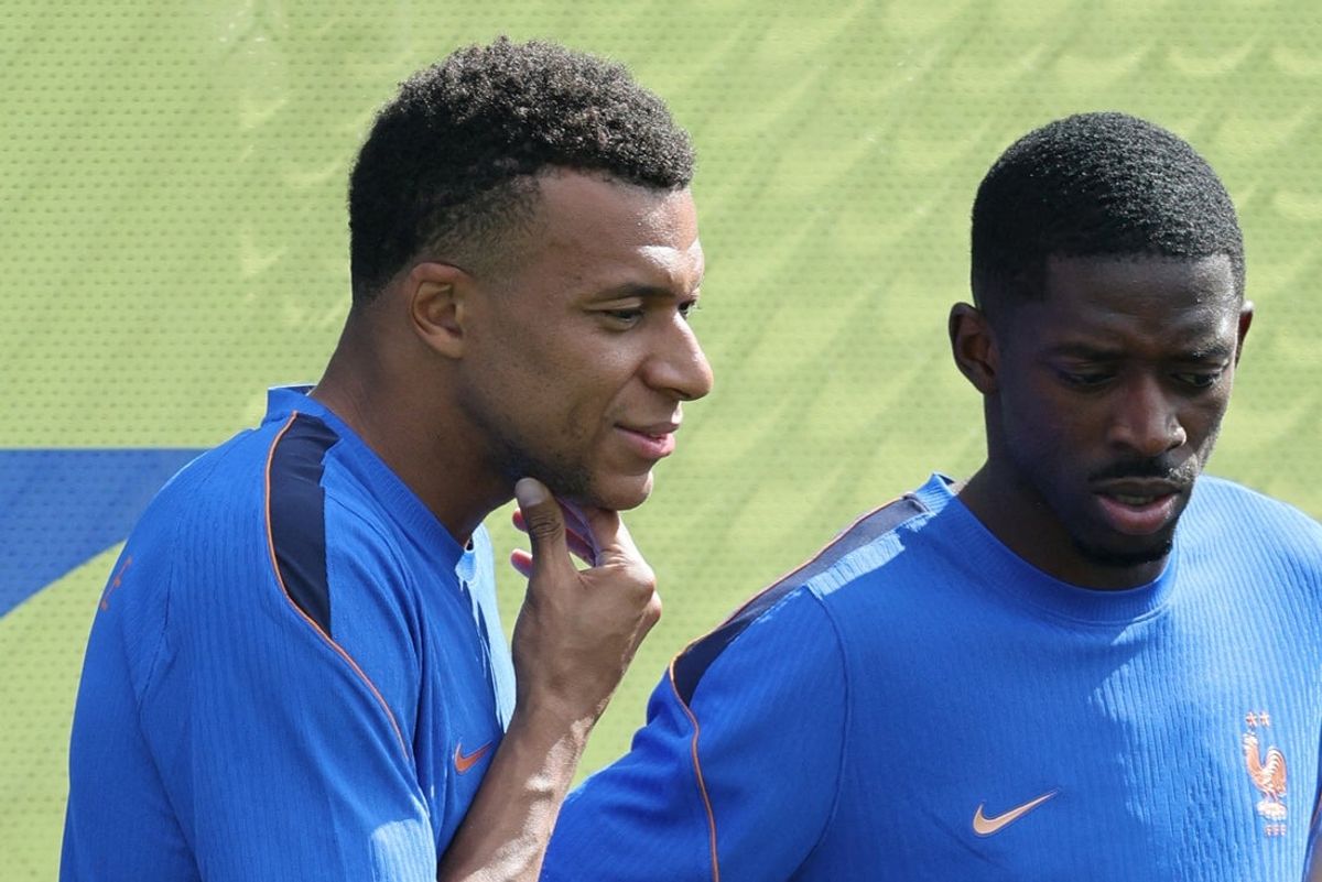 15 de junho de 2026; East Hannover, Nova Jersey, EUA; Os franceses Kylian Mbappe e Ousmane Dembele durante o treino. Crédito obrigatório: Vincent Carchietta-Imagn Images