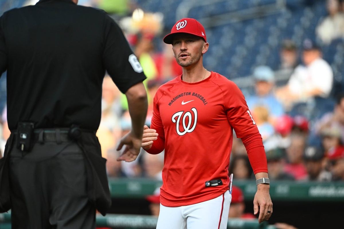 15 de junho de 2026; Washington, Distrito de Columbia, EUA; O técnico do Washington Nationals, Blake Butera (10), conversa com o árbitro Chad Whitson (62) durante o primeiro turno contra o Kansas City Royals no Nationals Park. Crédito obrigatório: Brad Mills-Imagn Images