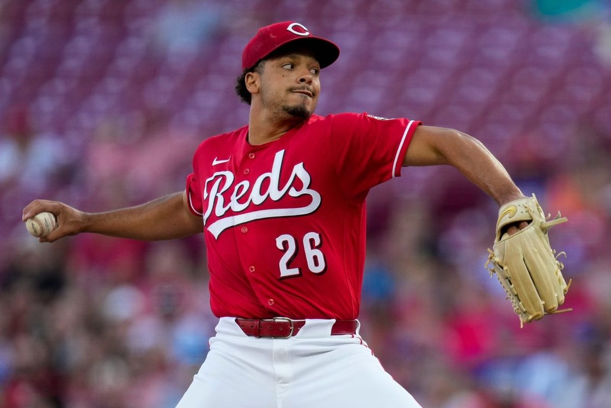 O arremessador do Cincinnati Reds, Chase Burns (26), lança um arremesso no primeiro turno do jogo da Liga Nacional da MLB entre o Cincinnati Reds e o New York Mets no Great American Ball Park em Cincinnati na segunda-feira, 15 de junho de 2026.