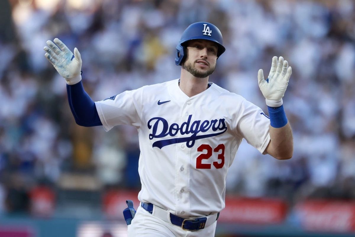 15 de junho de 2026; Los Angeles, Califórnia, EUA; O defensor direito do Los Angeles Dodgers, Kyle Tucker (23), comemora enquanto corre pelas bases depois de acertar um home run de três corridas no segundo turno contra o Tampa Bay Rays no Dodger Stadium. Crédito obrigatório: William Navarro-Imagn Images