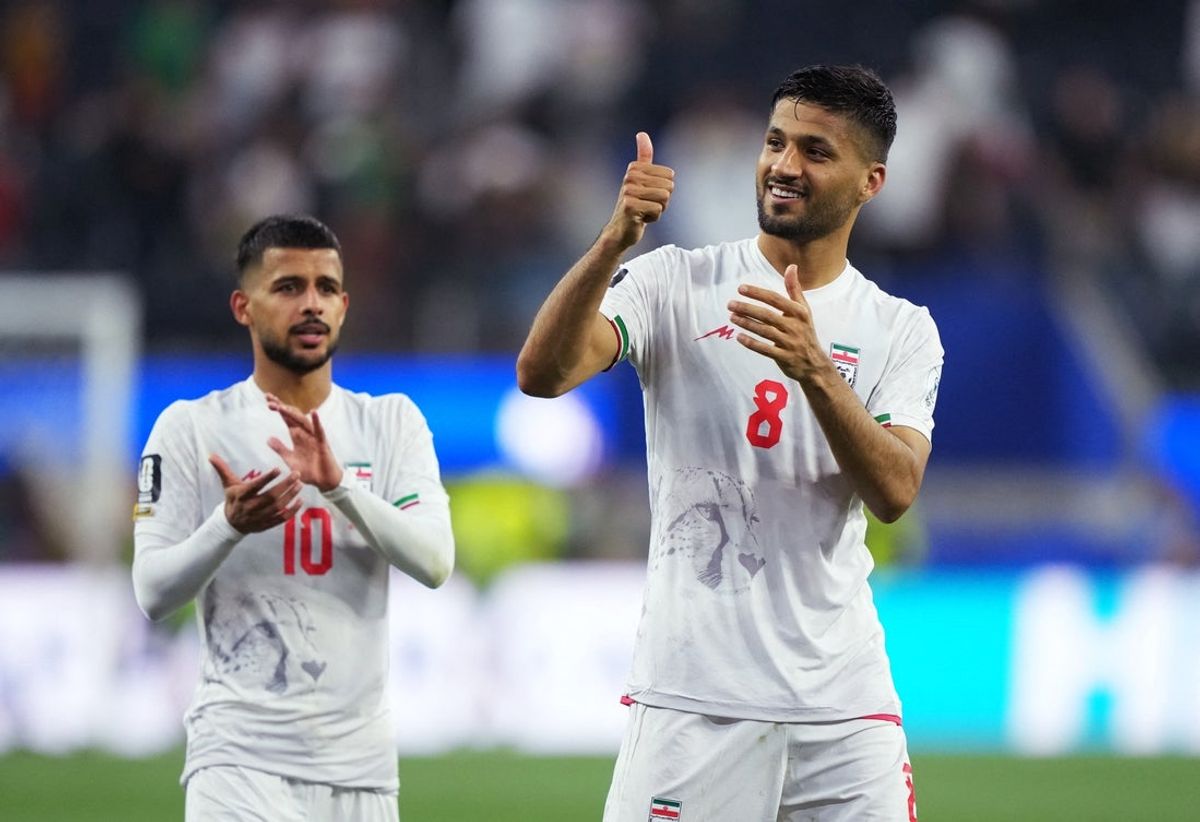 15 de junho de 2026; Inglewood, Califórnia, EUA; Os iranianos Mohammad Mohebbi e Mehdi Ghayedi aplaudem seus torcedores após a partida. Crédito obrigatório: Kirby Lee-Imagn Images