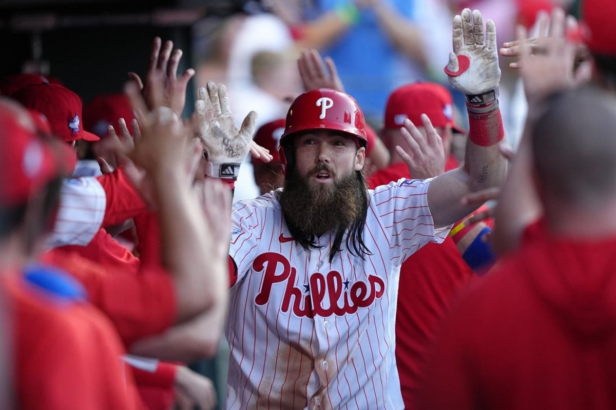 16 de junho de 2026; Filadélfia, Pensilvânia, EUA; O defensor externo do Philadelphia Phillies, Brandon Marsh (16), comemora com seus companheiros de equipe um home run de duas corridas contra o Miami Marlins no segundo turno no Citizens Bank Park. Crédito obrigatório: Kyle Ross-Imagn Images
