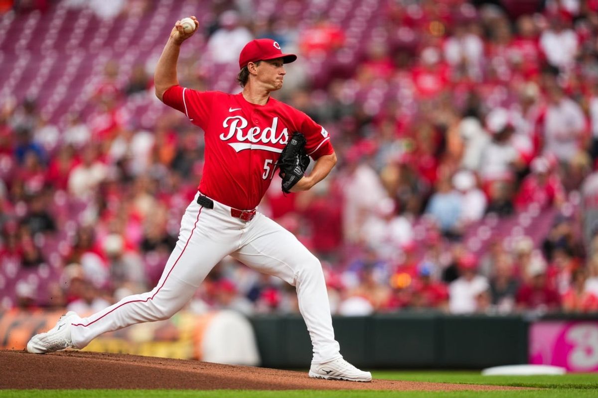 16 de junho de 2026; Cincinnati, Ohio, EUA; O arremessador do Cincinnati Reds, Brady Singer (51), arremessa contra o New York Mets no primeiro turno no Great American Ball Park. Crédito obrigatório: Aaron Doster-Imagn Images