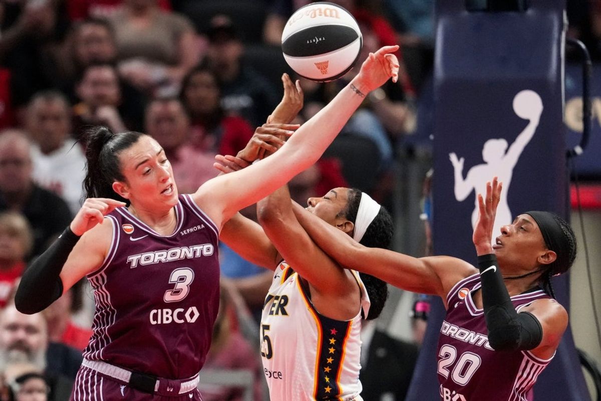 A guarda do Toronto Tempo, Marina Mabrey (3), e a guarda do Toronto Tempo, Brittney Sykes (20), tentam impedir a atacante do Indiana Fever, Monique Billings (25), na terça-feira, 16 de junho de 2026, durante o primeiro tempo de um jogo no Gainbridge Fieldhouse, em Indianápolis.