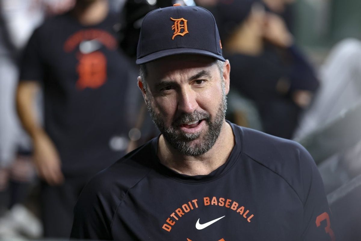 16 de junho de 2026; Houston, Texas, EUA; O arremessador do Detroit Tigers, Justin Verlander, entra no banco de reservas durante o segundo turno contra o Houston Astros no Daikin Park. Crédito obrigatório: Troy Taormina-Imagn Images