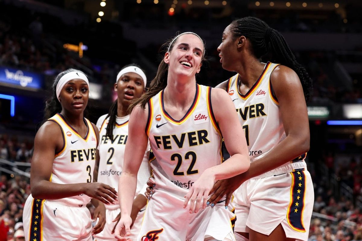 A armadora do Indiana Fever, Caitlin Clark (22), se levanta na terça-feira, 16 de junho de 2026, durante o segundo tempo de um jogo no Gainbridge Fieldhouse, em Indianápolis. O Indiana Fever derrotou o Toronto Tempo por 113-91.