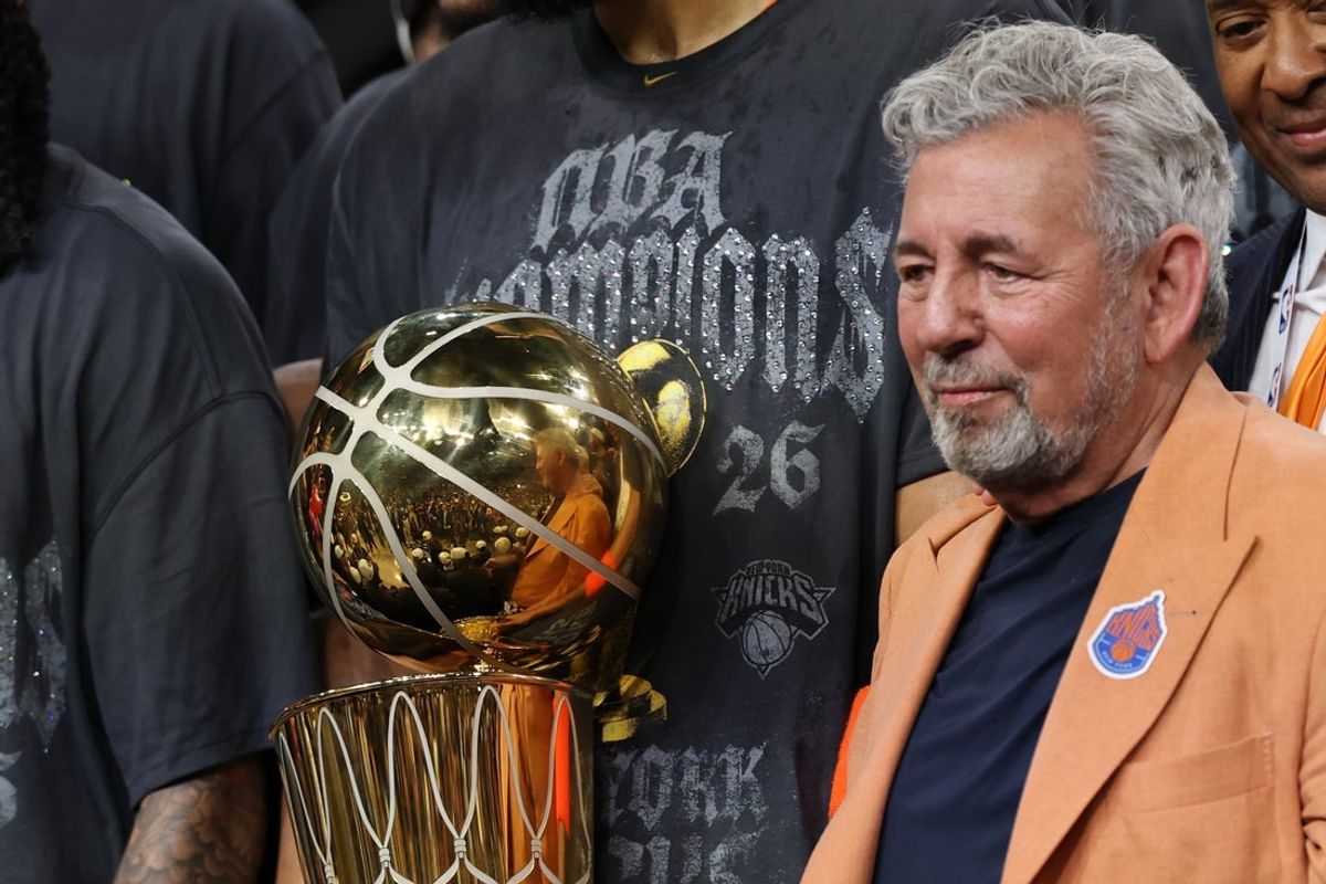 13 de junho de 2026; San Antonio, Texas, EUA; O proprietário do New York Knicks, James Dolan, está com sua equipe ao lado do troféu do campeonato Larry O'Brien durante a apresentação do troféu do campeonato após o quinto jogo das finais da NBA de 2026 contra o San Antonio Spurs no Frost Bank Center. Crédito obrigatório: Geoff Burke-Imagn Images