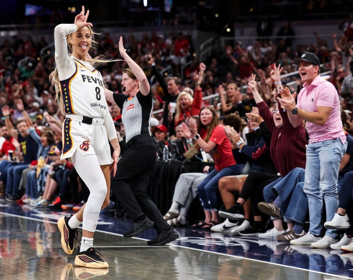 A guarda do Indiana Fever, Sophie Cunningham (8), comemora uma cesta de 3 pontos na terça-feira, 16 de junho de 2026, durante o segundo tempo de um jogo no Gainbridge Fieldhouse, em Indianápolis. O Indiana Fever derrotou o Toronto Tempo por 113-91.