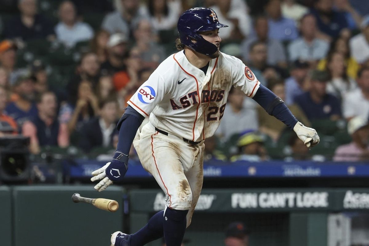 16 de junio de 2026; Houston, Texas, Estados Unidos; El tercera base de los Astros de Houston, Raynel Delgado (29), impulsa dos carreras con un sencillo durante la octava entrada contra los Tigres de Detroit en Daikin Park. Crédito necesario: Troy Taormina-Imagn Pictures