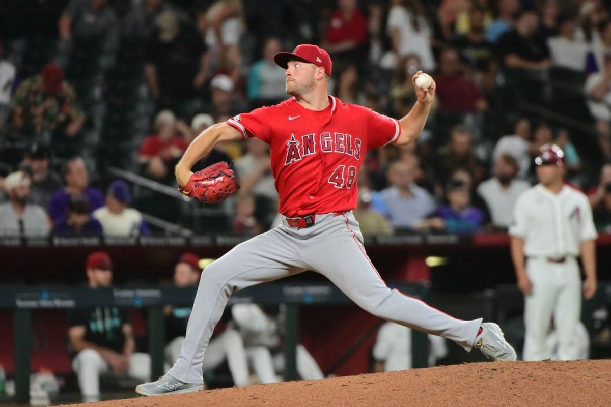 16 de junho de 2026; Phoenix, Arizona, EUA; O arremessador do Los Angeles Angels, Reid Detmers (48), lança na sétima entrada contra o Arizona Diamondbacks no Chase Field. Crédito obrigatório: Matt Kartozian-Imagn Images