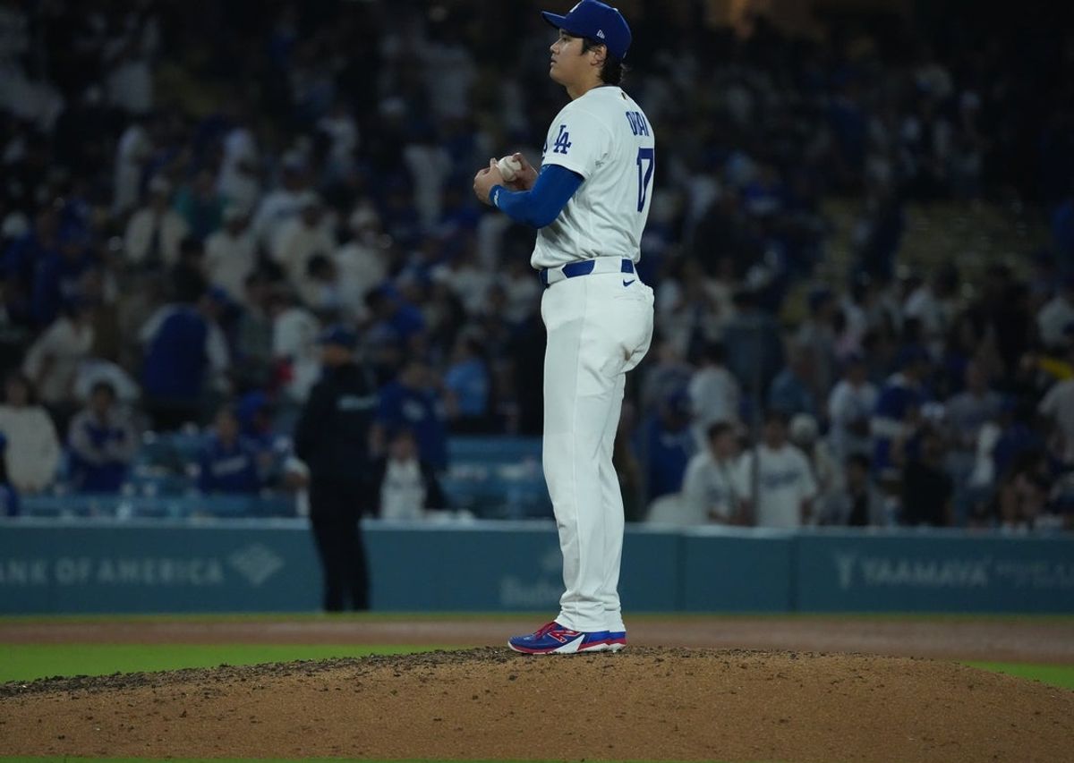 16 de junho de 2026; Los Angeles, Califórnia, EUA; O rebatedor designado do Los Angeles Dodgers, Shohei Ohtani (17), está no monte dos arremessadores após uma vitória sobre o Tampa Bay Rays no Dodger Stadium. Crédito obrigatório: Kirby Lee-Imagn Images