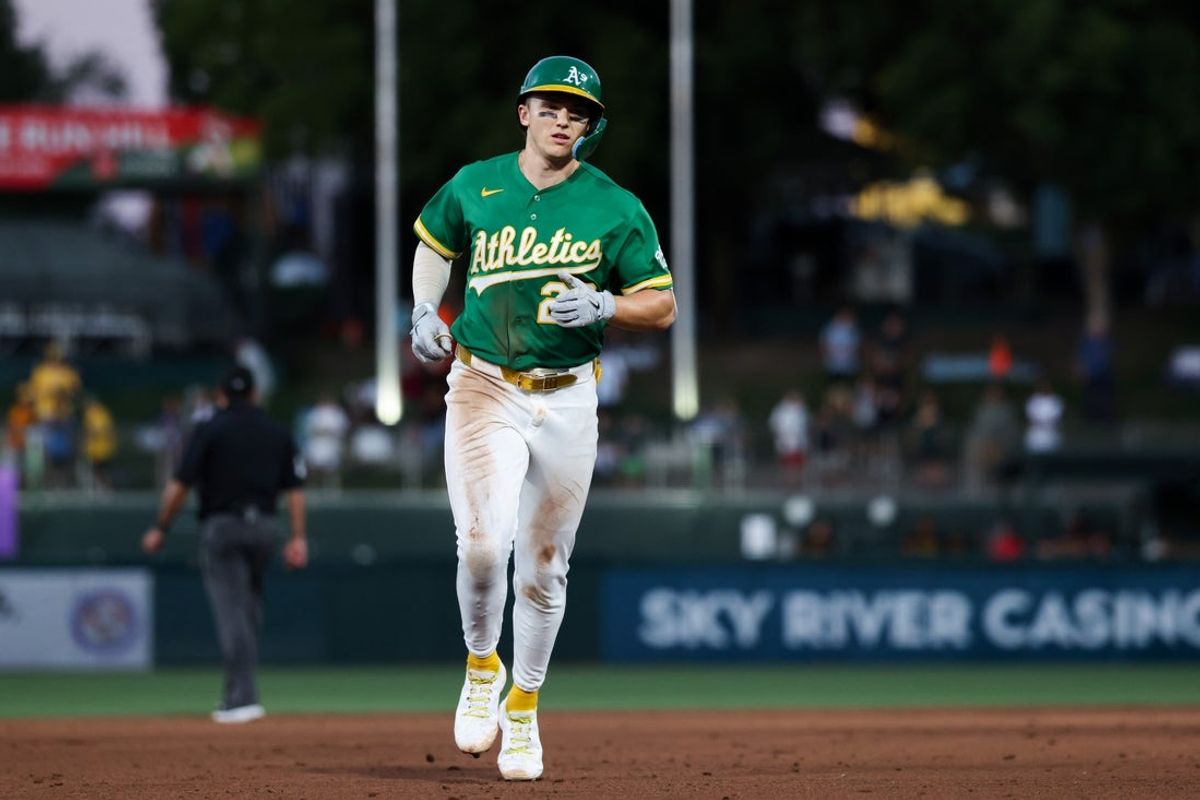 16 de junho de 2026; West Sacramento, Califórnia, EUA; O terceiro base do atletismo Zack Gelof (20) contorna as bases depois de acertar um home run de uma corrida durante a sexta entrada contra o Pittsburgh Pirates no Sutter Health Park. Crédito obrigatório: Sergio Estrada-Imagn Images