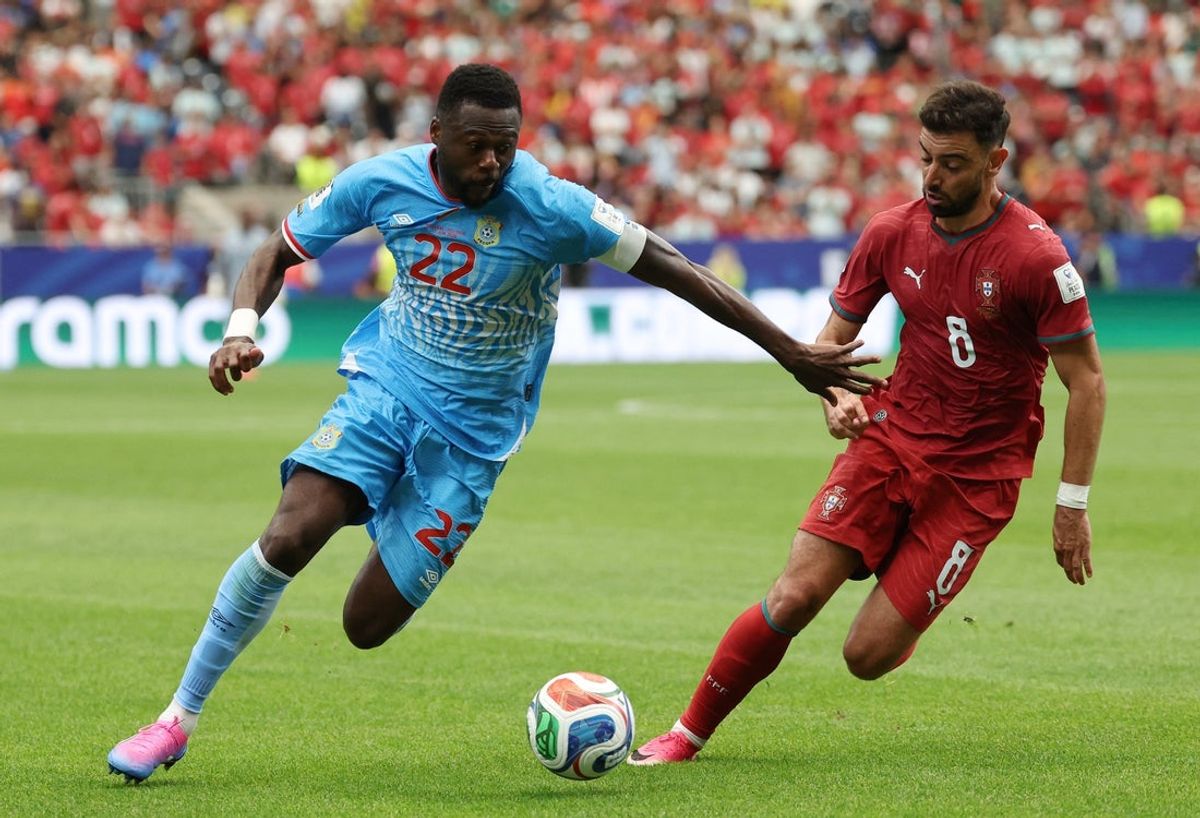 17 de junho de 2026; Houston, Texas, EUA; Chancel Mbemba da RD Congo em ação com Bruno Fernandes de Portugal. Crédito obrigatório: Troy Taormina-Imagn Images