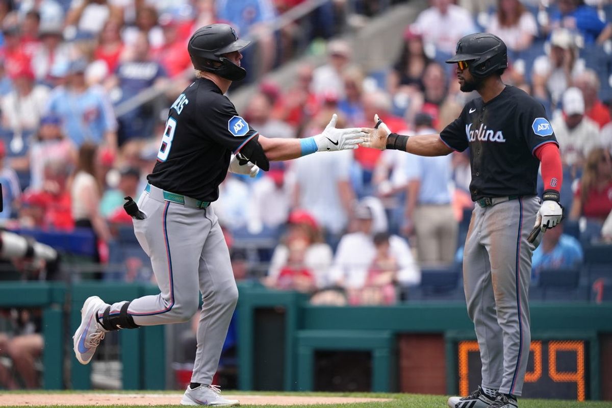 17 de junho de 2026; Filadélfia, Pensilvânia, EUA; O defensor externo do Miami Marlins, Kyle Stowers (28), reage com o defensor interno Otto Lopez (6) depois de acertar um home run de duas corridas contra o Philadelphia Phillies no primeiro inning no Citizens Bank Park. Crédito obrigatório: Kyle Ross-Imagn Images