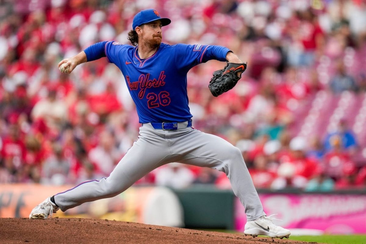 O arremessador do New York Mets, Nolan McLean (26), lança um arremesso no primeiro turno do jogo da Liga Nacional da MLB entre o Cincinnati Reds e o New York Mets no Great American Ball Park em Cincinnati na quarta-feira, 17 de junho de 2026. O Mets liderou por 3-1 após três entradas.