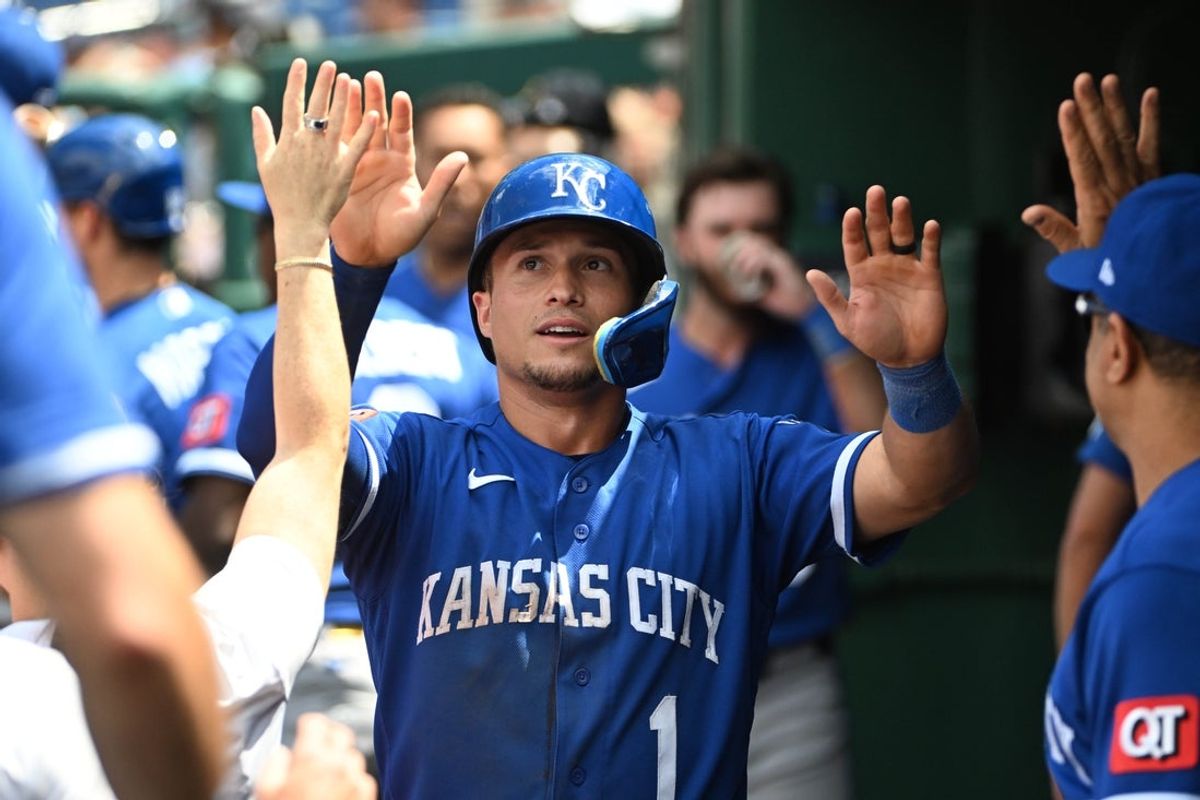 17 de junho de 2026; Washington, Distrito de Columbia, EUA; O defensor esquerdo do Kansas City Royals, Isaac Collins (1), é parabenizado pelos companheiros de equipe após marcar uma corrida contra o Washington Nationals durante a sexta entrada no Nationals Park. Crédito obrigatório: Brad Mills-Imagn Images