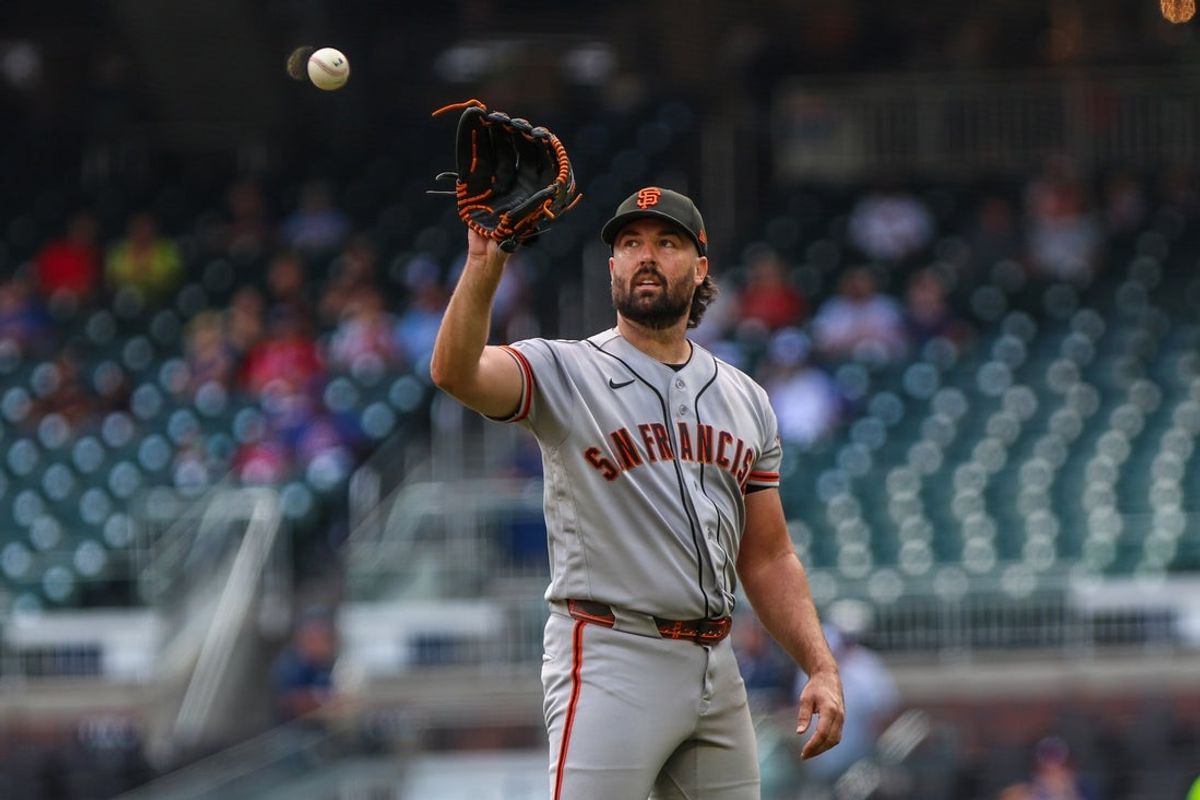 17 de junho de 2026; Cumberland, Geórgia, EUA; O arremessador do San Francisco Giants, Robbie Ray (38), pega a bola depois de lançar contra o Atlanta Braves durante a terceira entrada em Truist Park. Crédito obrigatório: Jordan Godfree-Imagn Images