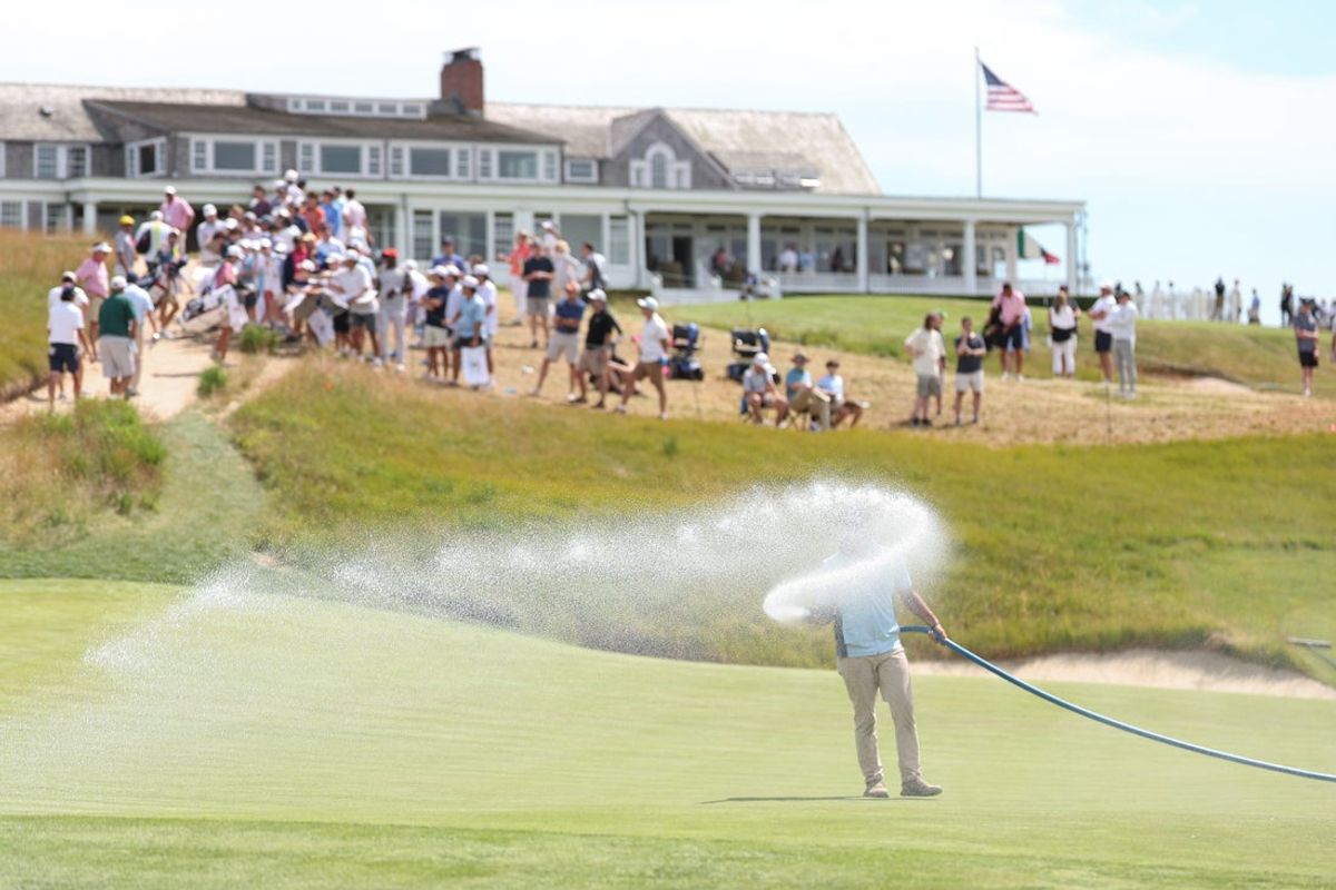 17 de junho de 2026; Southampton, Nova York, EUA; A equipe de campo rega o green do buraco 18 durante uma rodada de treino para o torneio de golfe do US Open. Crédito obrigatório: Bill Streicher-Imagn Images