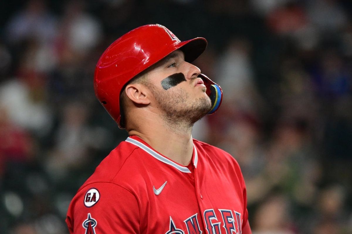 17 de junho de 2026; Phoenix, Arizona, EUA; O defensor central do Los Angeles Angels, Mike Trout (27), observa o primeiro inning contra o Arizona Diamondbacks no Chase Field. Crédito obrigatório: Matt Kartozian-Imagn Images