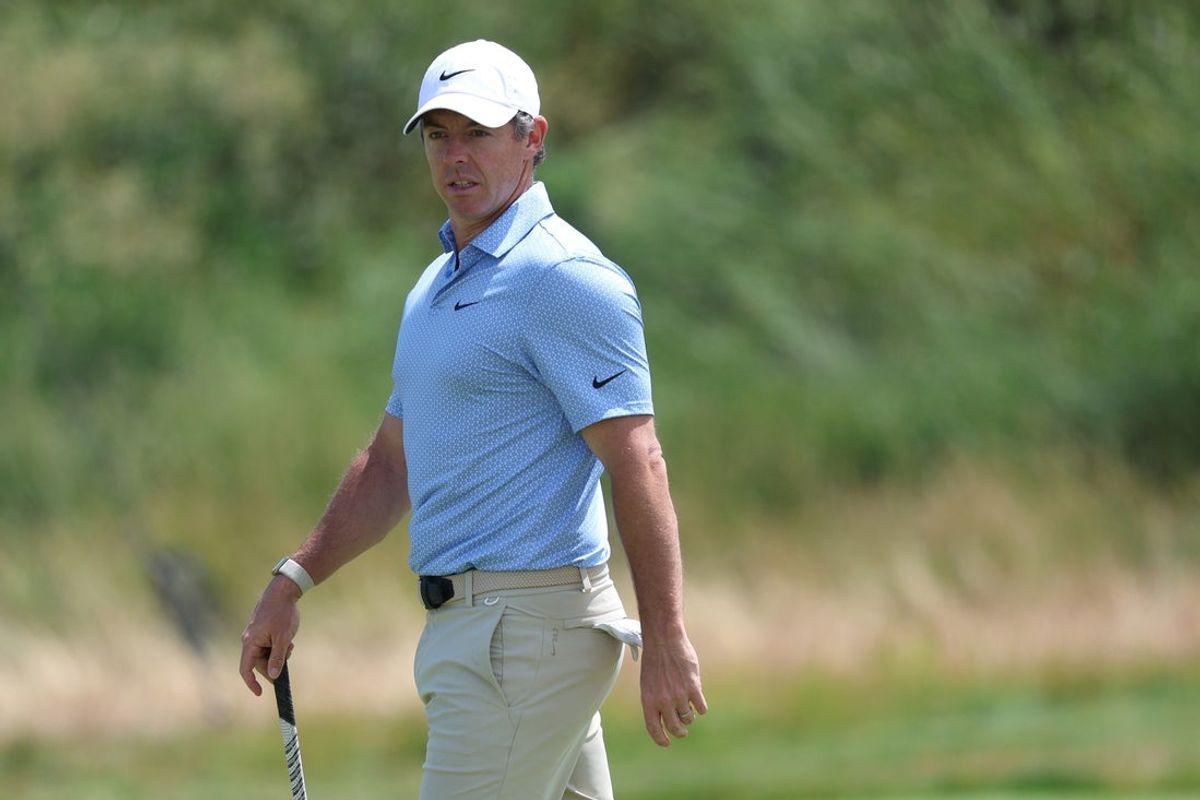 17 de junho de 2026; Southampton, Nova York, EUA; Rory McIlroy caminha no décimo buraco durante uma rodada de treino para o torneio de golfe do US Open. Crédito obrigatório: Pamela Smith-Imagn Images