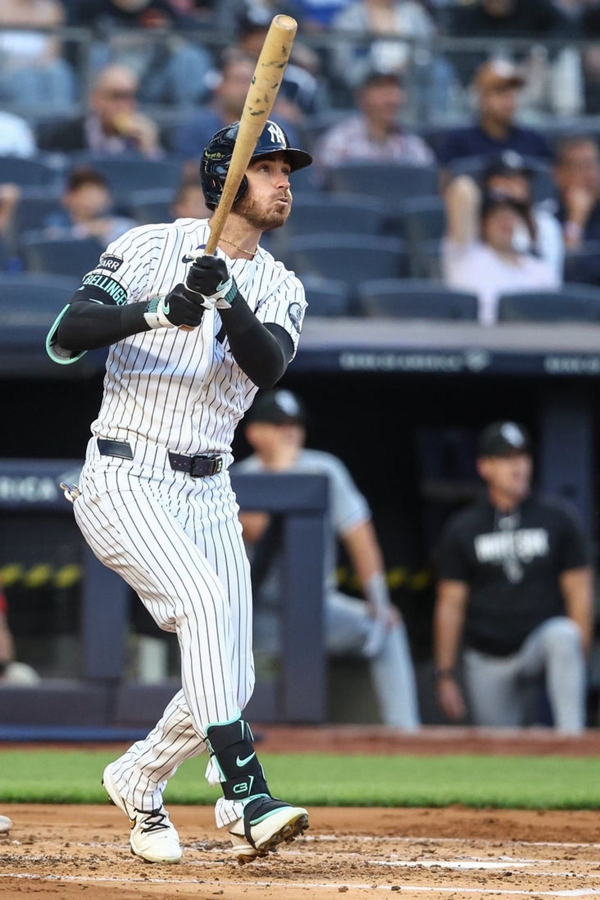 17 de junho de 2026; Bronx, Nova York, EUA; O defensor central do New York Yankees, Cody Bellinger (35), faz um home run de duas corridas no primeiro turno contra o Chicago White Sox no Yankee Stadium. Crédito obrigatório: Wendell Cruz-Imagn Images