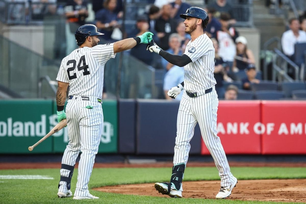 17 de junho de 2026; Bronx, Nova York, EUA; O defensor central do New York Yankees, Cody Bellinger (35), é saudado pelo defensor direito Jasson Domínguez (24) depois de acertar um home run de duas corridas no primeiro turno contra o Chicago White Sox no Yankee Stadium. Crédito obrigatório: Wendell Cruz-Imagn Images