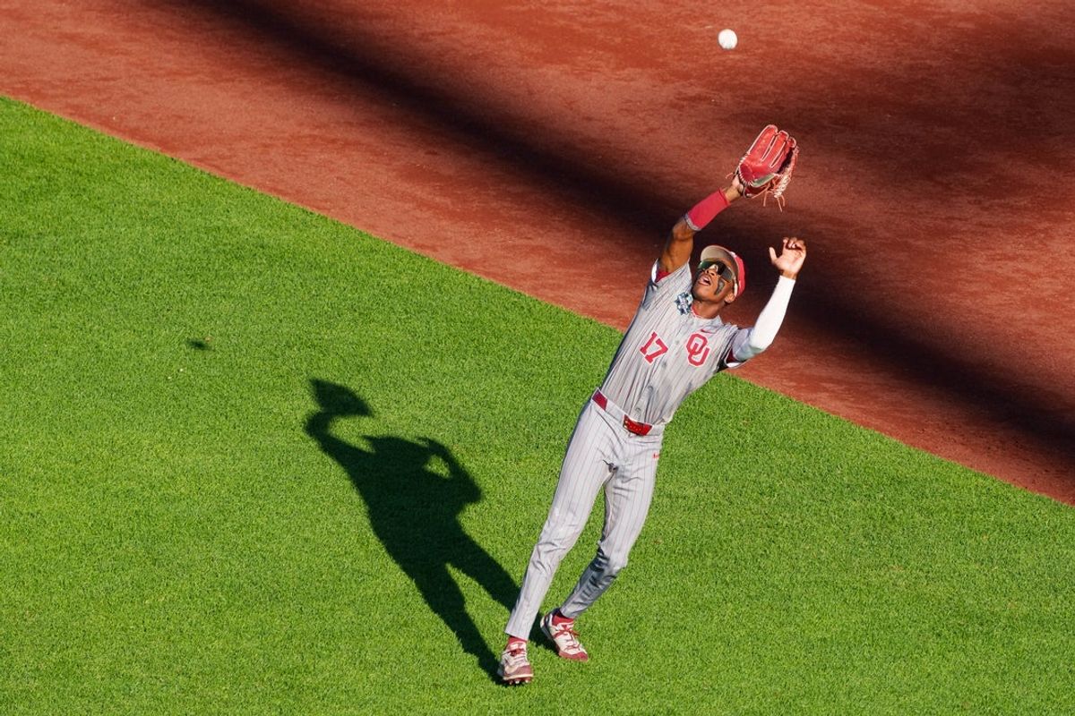 17 de junho de 2026; Omaha, NE, EUA; O defensor direito do Oklahoma Sooners, Dasan Harris (17), consegue uma saída contra o Georgia Bulldogs durante a segunda entrada no Charles Schwab Field. Crédito obrigatório: Dylan Widger-Imagn Images
