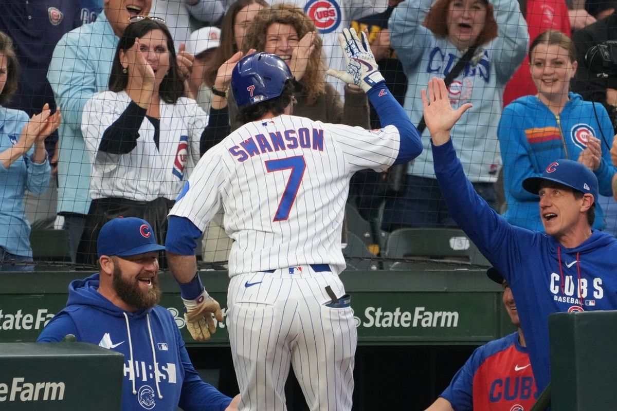 17 de junho de 2026; Chicago, Illinois, EUA; O shortstop do Chicago Cubs, Dansby Swanson (7), é recebido pelo técnico Craig Counsell (11) depois de fazer um home run de duas corridas contra o Colorado Rockies durante o segundo turno no Wrigley Field. Crédito obrigatório: David Banks-Imagn Images
