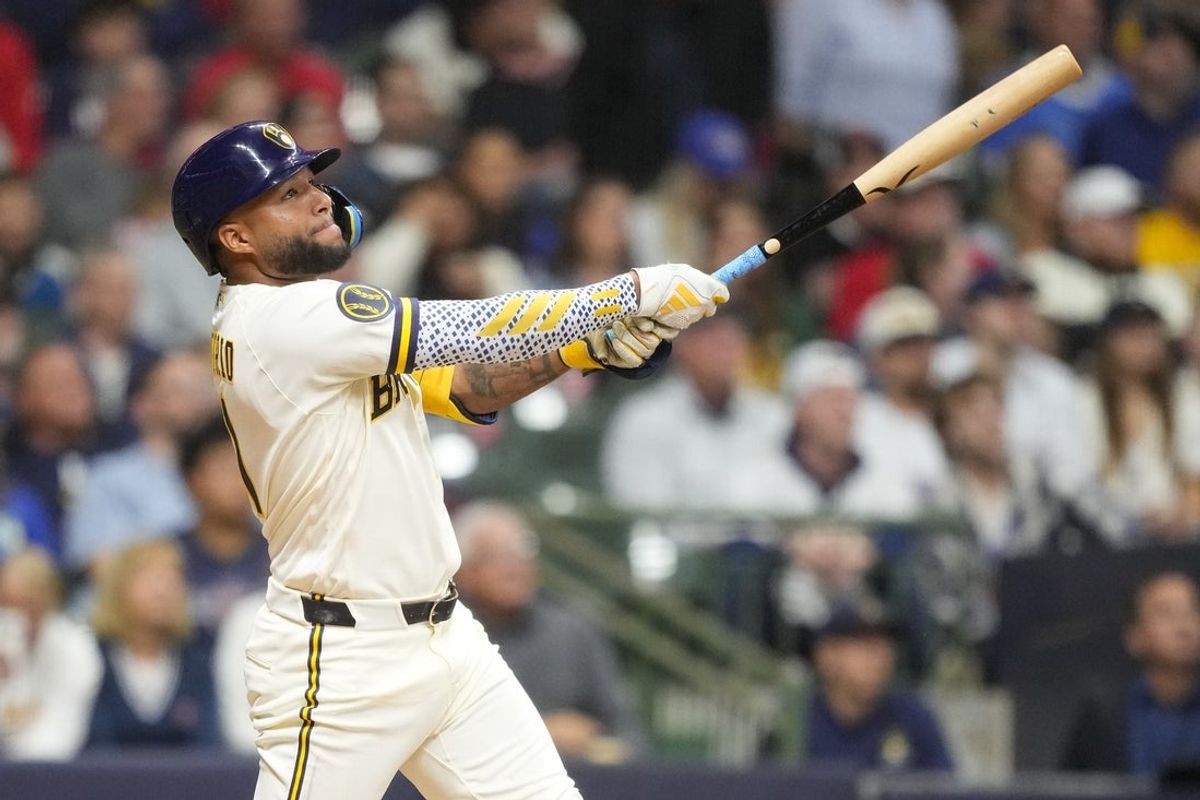 17 de junho de 2026; Milwaukee, Wisconsin, EUA; O defensor central do Milwaukee Brewers, Jackson Chourio (11), faz um home run durante a quarta entrada contra o Cleveland Guardians no American Family Field. Crédito obrigatório: Jeff Hanisch-Imagn Images