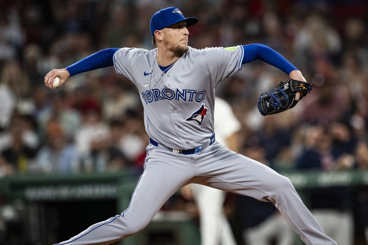 17 de junho de 2026; Boston, Massachusetts, EUA; O arremessador do Toronto Blue Jays, Jeff Hoffman (23), lança na sétima entrada contra o Boston Red Sox no Fenway Park. Crédito obrigatório: Jaiden Tripi-Imagn Images