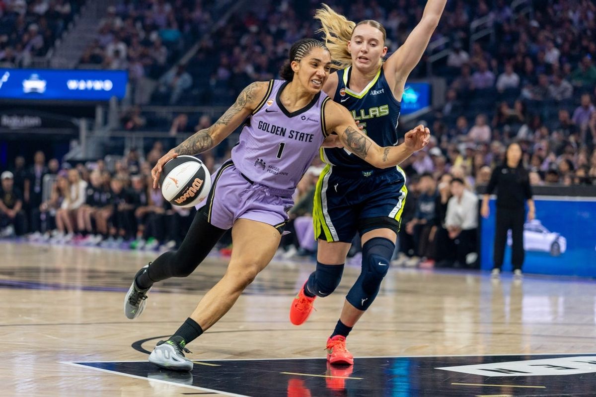17 de junho de 2026; São Francisco, Califórnia, EUA; A atacante do Golden State Valkyries, Gabby Williams (1), tenta a cesta durante o primeiro quarto contra o Dallas Wings no Chase Center. Crédito obrigatório: Bob Kupbens-Imagn Images