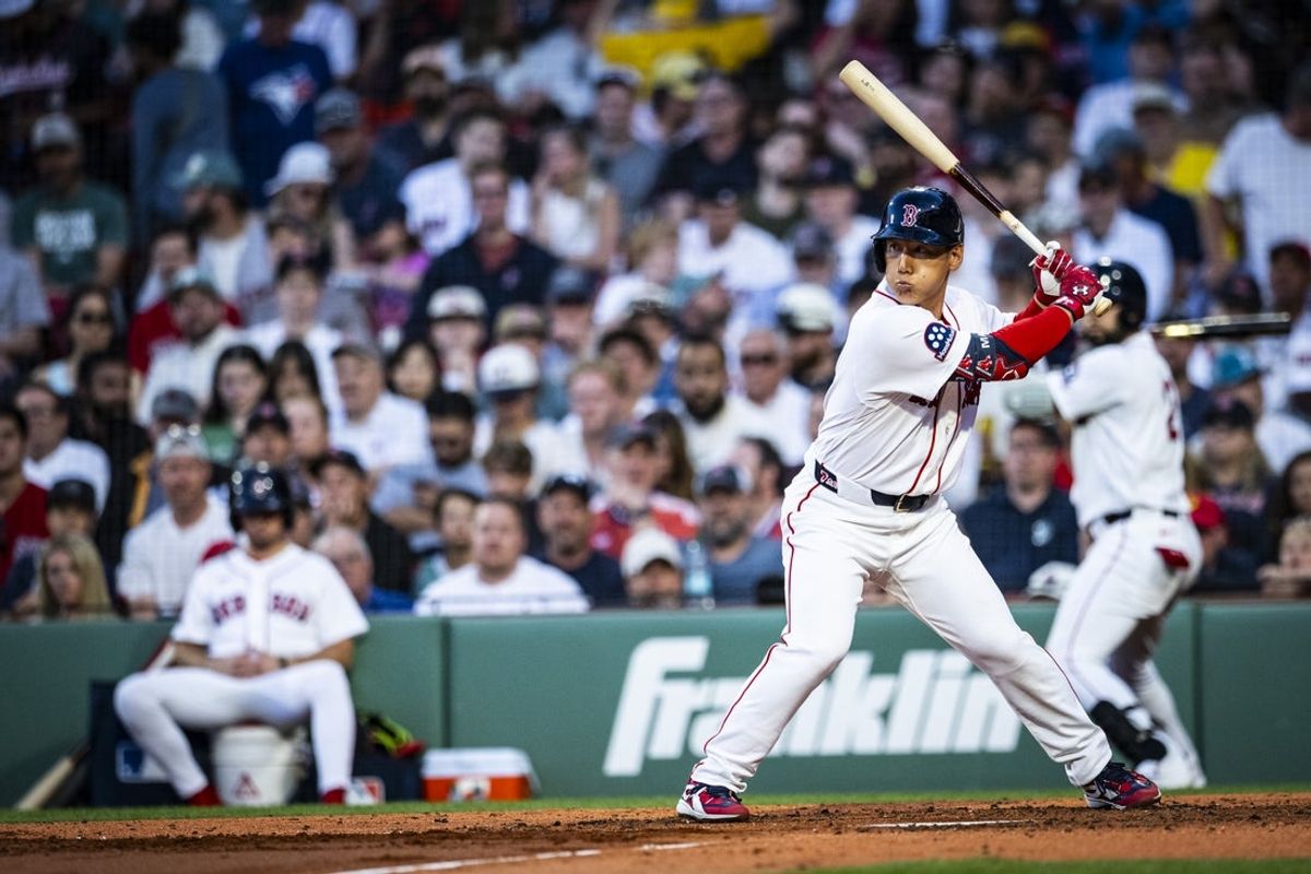 17 de junho de 2026; Boston, Massachusetts, EUA; O rebatedor designado do Boston Red Sox, Masataka Yoshida (7), olha a bola no segundo turno contra o Toronto Blue Jays no Fenway Park. Crédito obrigatório: Jaiden Tripi-Imagn Images