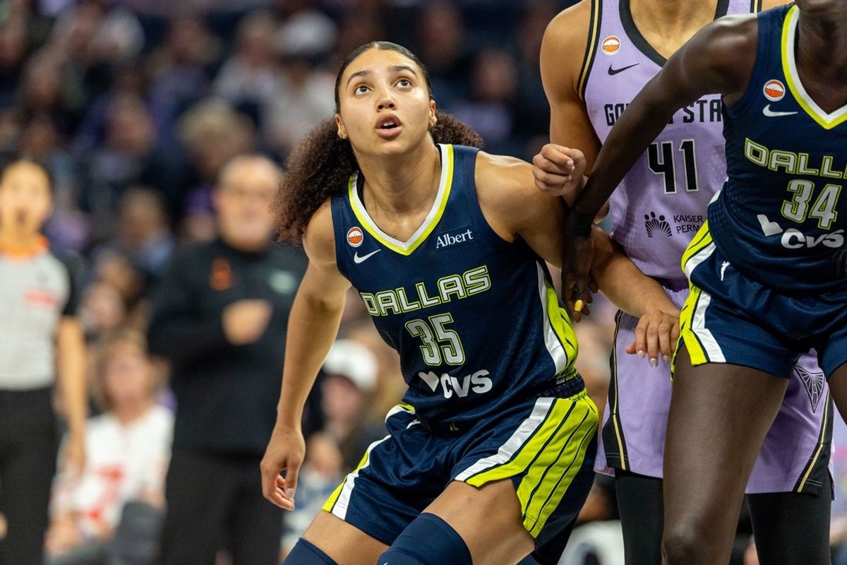 17 de junho de 2026; São Francisco, Califórnia, EUA; O armador do Dallas Wings, Azzi Fudd (35), assiste a um lance livre durante o segundo quarto contra o Golden State Valkyries no Chase Center. Crédito obrigatório: Bob Kupbens-Imagn Images