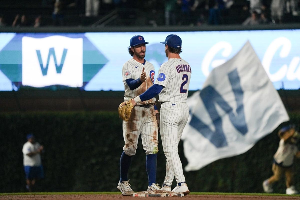 17 de junho de 2026; Chicago, Illinois, EUA; O shortstop do Chicago Cubs, Dansby Swanson (7) e o segunda base Nico Hoerner (2) comemoram sua vitória contra o Colorado Rockies no Wrigley Field. Crédito obrigatório: David Banks-Imagn Images