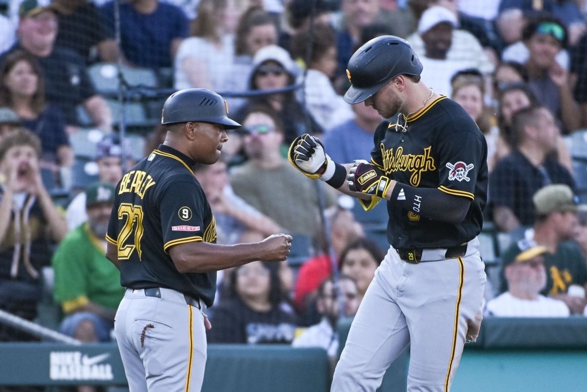 17 de junho de 2026; West Sacramento, Califórnia, EUA; O defensor direito do Pittsburgh Pirates, Ryan O'Hearn (29), comemora com o técnico da terceira base, Tony Beasley (27), depois de fazer um home run contra o Athletics durante a quarta entrada no Sutter Health Park. Crédito obrigatório: Ed Szczepanski-Imagn Images