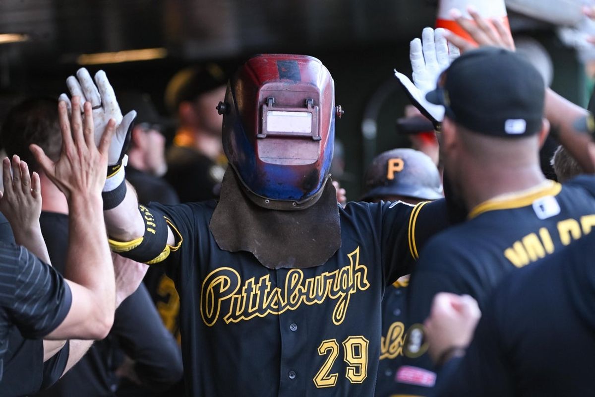 17 de junho de 2026; West Sacramento, Califórnia, EUA; O defensor direito do Pittsburgh Pirates, Ryan O'Hearn (29), comemora com seus companheiros de equipe depois de fazer um home run contra o Athletics durante a quarta entrada no Sutter Health Park. Crédito obrigatório: Ed Szczepanski-Imagn Images
