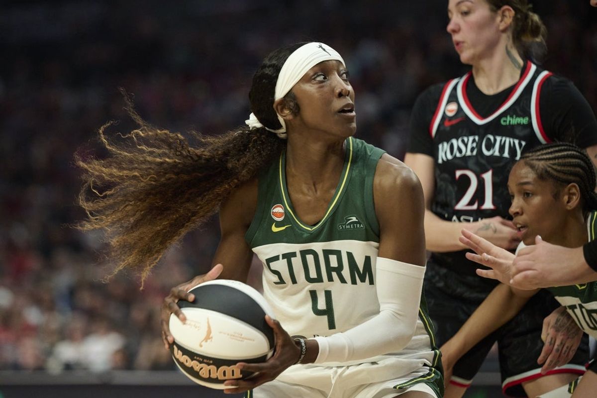 17 de junho de 2026; Portland, Oregon, EUA; O armador do Seattle Storm, Flau'jae Johnson (4), vai até a cesta durante o primeiro tempo contra a atacante do Portland Fire, Emily Engstler (21), no Moda Center. Crédito obrigatório: Troy Wayrynen-Imagn Images
