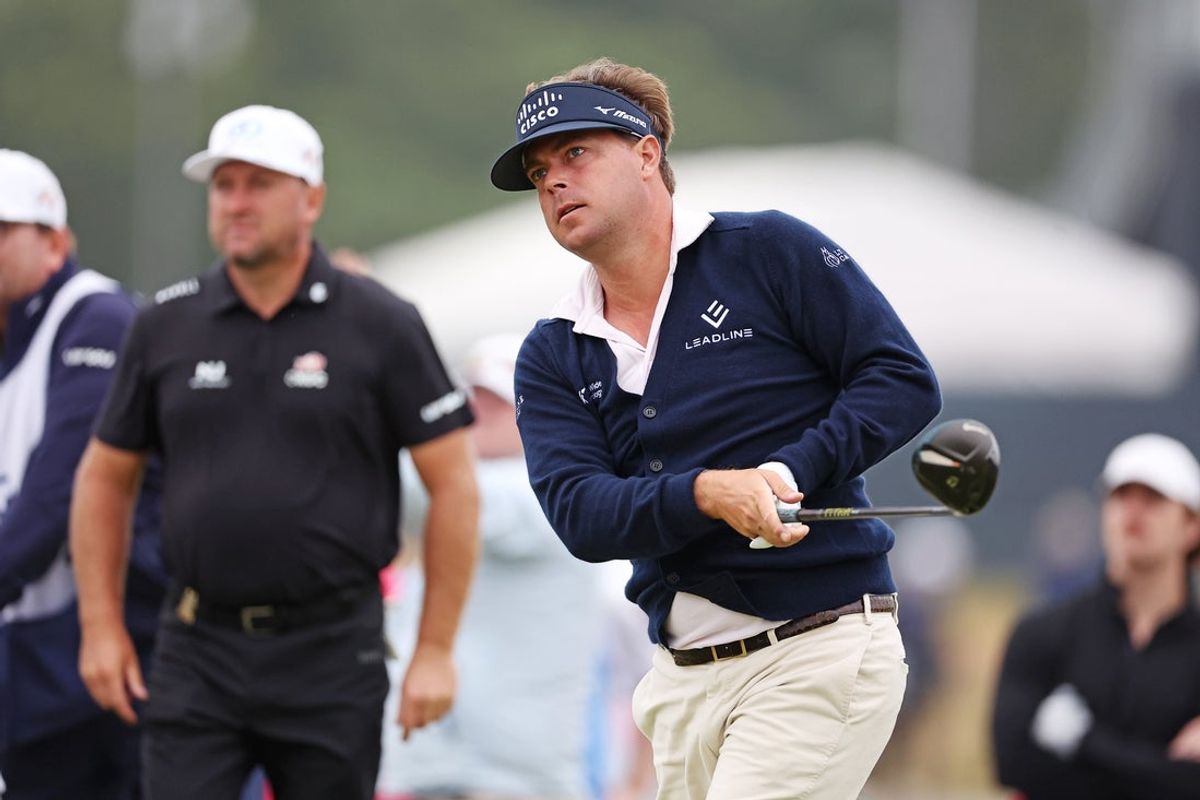 18 de junho de 2026; Southampton, Nova York, EUA; Keith Mitchell joga uma tacada inicial no buraco 18 durante a primeira rodada do torneio de golfe do Aberto dos Estados Unidos. Crédito obrigatório: Bill Streicher-Imagn Images