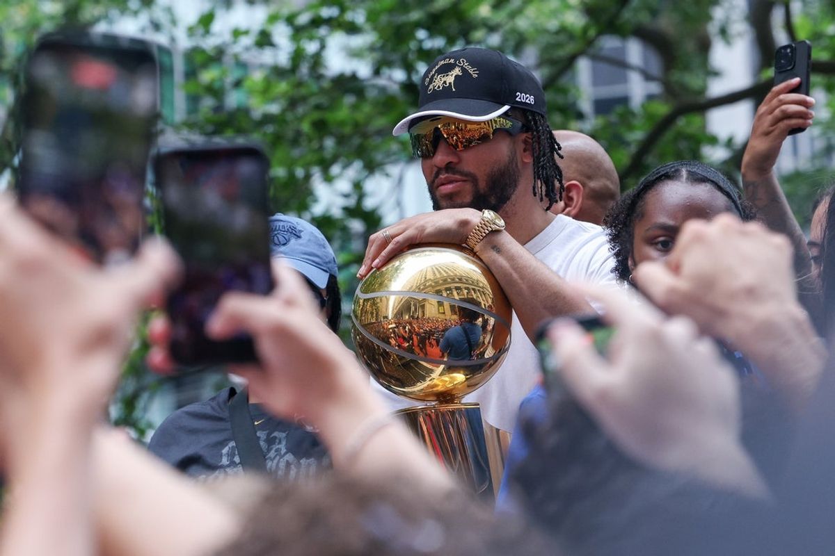 18 de junho de 2026; Nova York, NY, EUA; O guarda do New York Knicks, Jalen Brunson (11), segura o Troféu do Campeonato Larry O'Brien durante o desfile e celebração dos Knicks na Broadway, no centro de Manhattan. Crédito obrigatório: Vincent Carchietta-Imagn Images