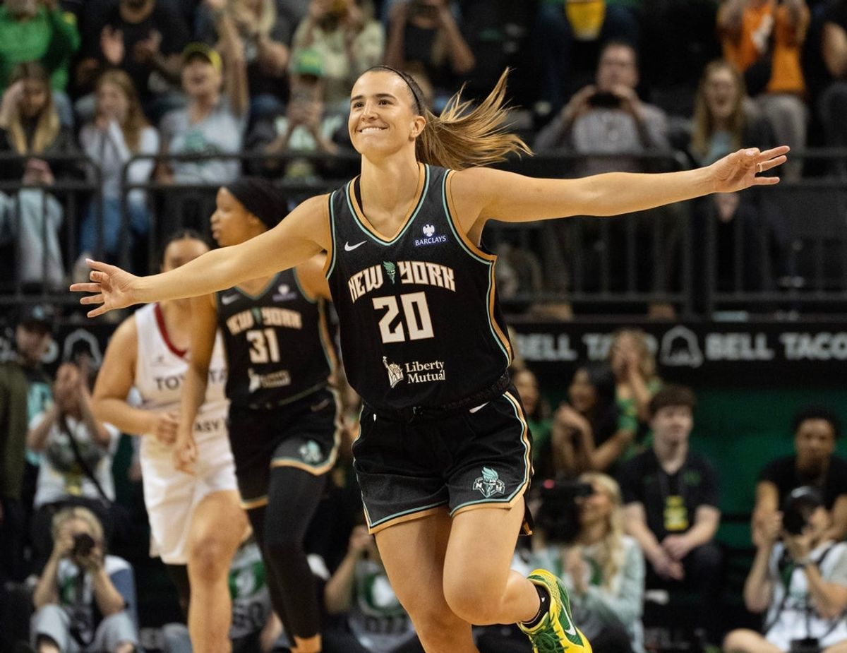 Sabrina Ionescu, do New York Liberty, comemora um arremesso de 3 pontos contra o Toyota Antelopes durante o segundo tempo na Matthew Knight Arena em 12 de maio de 2025, em Eugene. Ionescu jogou pelo Oregon Ducks de 2016–2020.