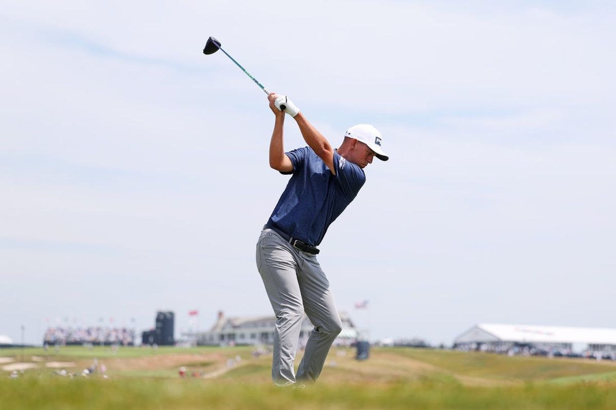 18 de junho de 2026; Southampton, Nova York, EUA; Sam Stevens dá sua tacada no nono lugar durante a primeira rodada do torneio de golfe do Aberto dos Estados Unidos. Crédito obrigatório: Bill Streicher-Imagn Images