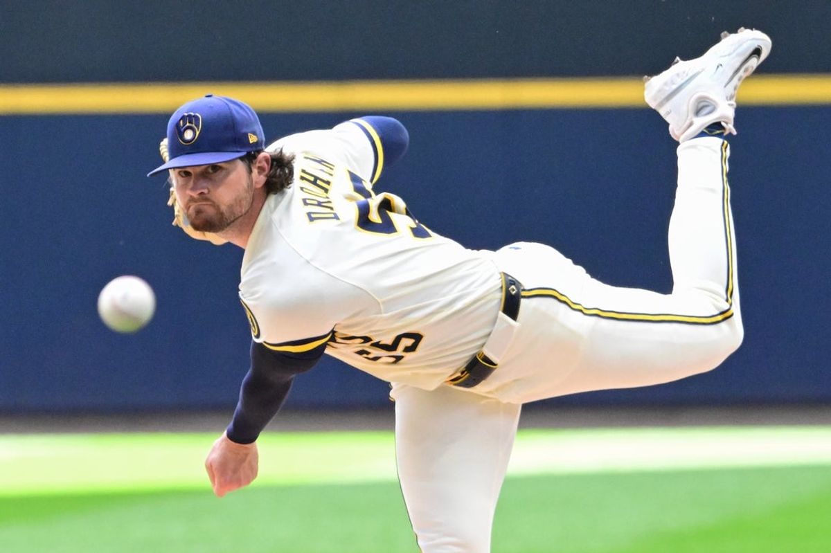 18 de junho de 2026; Milwaukee, Wisconsin, EUA; O arremessador titular do Milwaukee Brewers, Shane Drohan (55), lança um arremesso no primeiro turno contra o Cleveland Guardians no American Family Field. Crédito obrigatório: Benny Sieu-Imagn Images