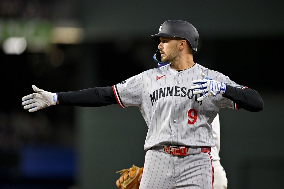 18 de junho de 2026; Arlington, Texas, EUA; O defensor esquerdo do Minnesota Twins, Trevor Larnach (9), comemora depois de conseguir uma vantagem sobre o Texas Rangers durante o primeiro turno no Globe Life Field. Crédito obrigatório: Jerome Miron-Imagn Images