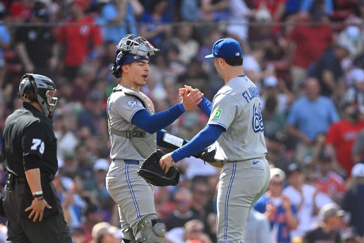 18 de junho de 2026; Boston, Massachusetts, EUA; O apanhador do Toronto Blue Jays, Brandon Valenzuela (59), e o arremessador substituto do Toronto Blue Jays, Mason Fluharty (68), comemoram a vitória sobre o Boston Red Sox no Fenway Park. Crédito obrigatório: Eric Canha-Imagn Images