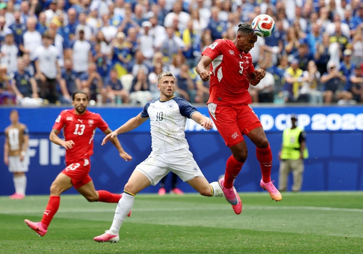 18 de junho de 2026; Inglewood, Califórnia, EUA; Ermedin Demirovic, da Bósnia e Herzegovina, em ação com Manuel Akanji, da Suíça. Crédito obrigatório: Imagens Kiyoshi Mio-Imagn
