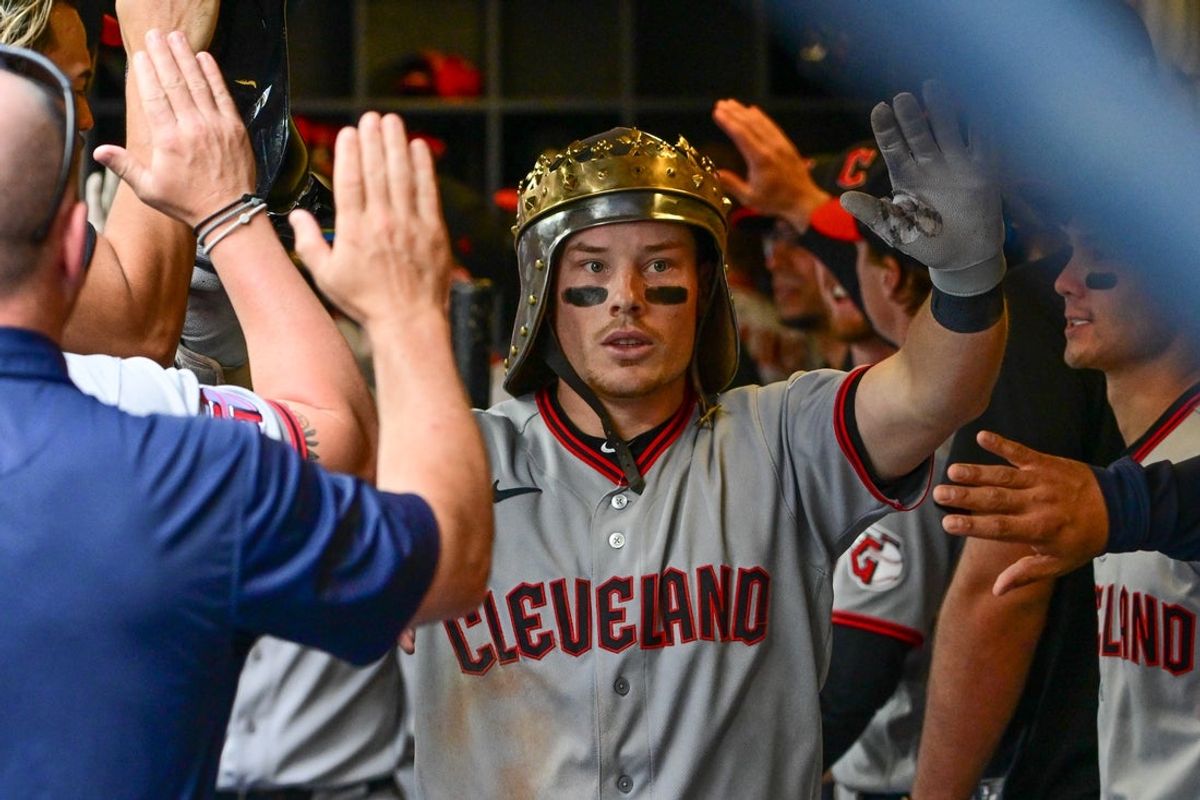 18 de junho de 2026; Milwaukee, Wisconsin, EUA; O segundo base do Cleveland Guardians, Travis Bazzana (37), comemora no banco de reservas depois de fazer um home run solo na sétima entrada contra o Milwaukee Brewers no American Family Field. Crédito obrigatório: Benny Sieu-Imagn Images