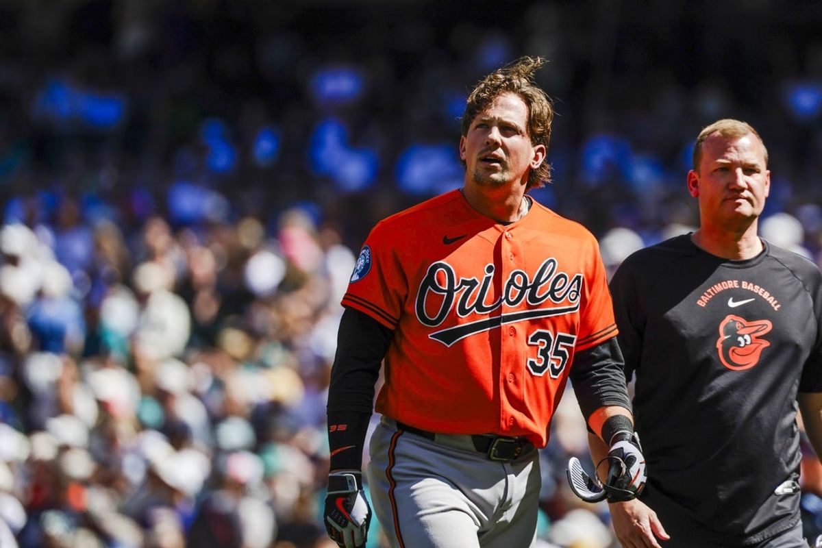 18 de junho de 2026; Seattle, Washington, EUA; O rebatedor designado do Baltimore Orioles, Adley Rutschman (35), caminha até a sede do clube depois de ser atingido na cabeça por um arremesso errado enquanto lançava uma bola rasteira contra o Seattle Mariners durante a nona entrada no T-Mobile Park. Crédito obrigatório: Joe Nicholson-Imagn Images