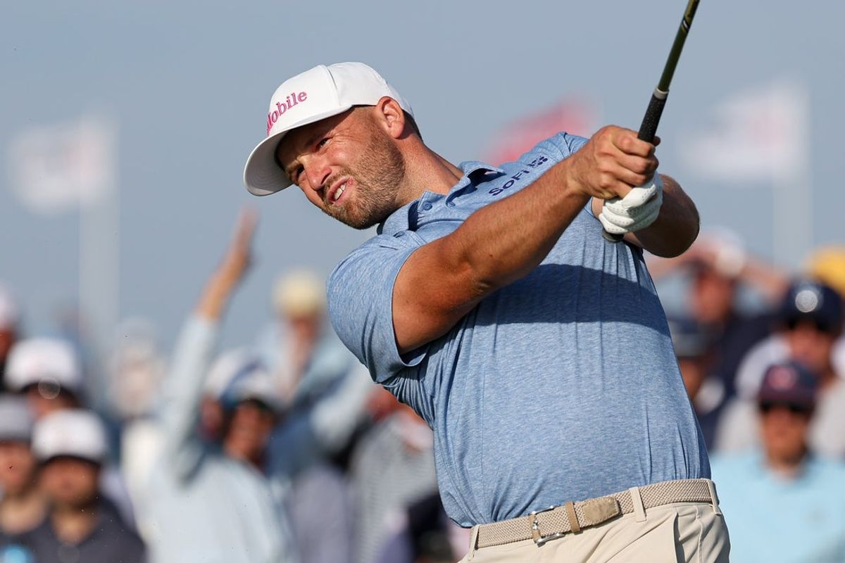 18 de junho de 2026; Southampton, Nova York, EUA; Wyndham Clark joga sua tacada inicial no buraco 1 durante a primeira rodada do torneio de golfe do US Open. Crédito obrigatório: Bill Streicher-Imagn Images